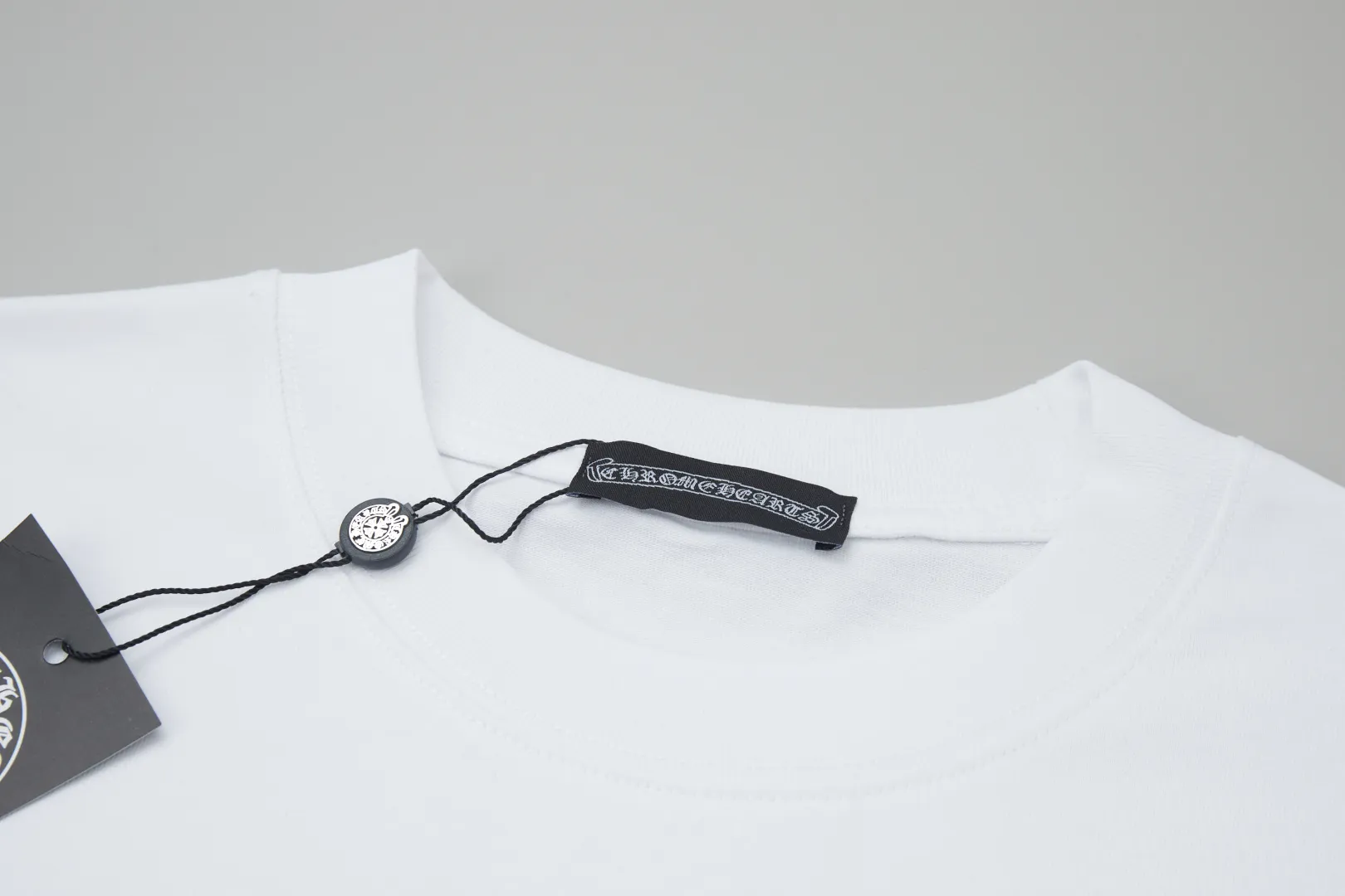 🅿️230 ✨CH✨🆕25SS Spring and Summer New Style Crow Heart✝Rack Logo Embroidered Short Sleeves Light luxury essential item for daily commuting for men and women Correct version Welcome to compare Detailed features · 260g 100% pure cotton double yarn jersey fabric · Custom dyed in the same cylinder, special thickened 32 count double-ply 1X1 thread · Double needle stitching and cross-stitching technology · Original main mark, washed tag, brand moisture-proof paper packaging Color: white/black/grey Size: S/M/L/XL